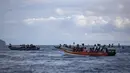 Setiap musim panas, kota berpenduduk 10.000 jiwa ini dikunjungi oleh ribuan pengunjung yang menaiki perahu nelayan kecil untuk mendekati paus bungkuk. (AP Photo/Ivan Valencia)
