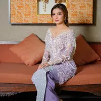 Kebaya tersebut dibuat oleh AnSoe, yang dipadukan dengan heels transparan dari Manolo Blahnik. [@byansoe]