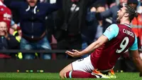 Selebrasi penyerang West Ham United, Andy Carroll, setelah menciptakan gol ke gawang Arsenal. (Reuters/Carl Recine)