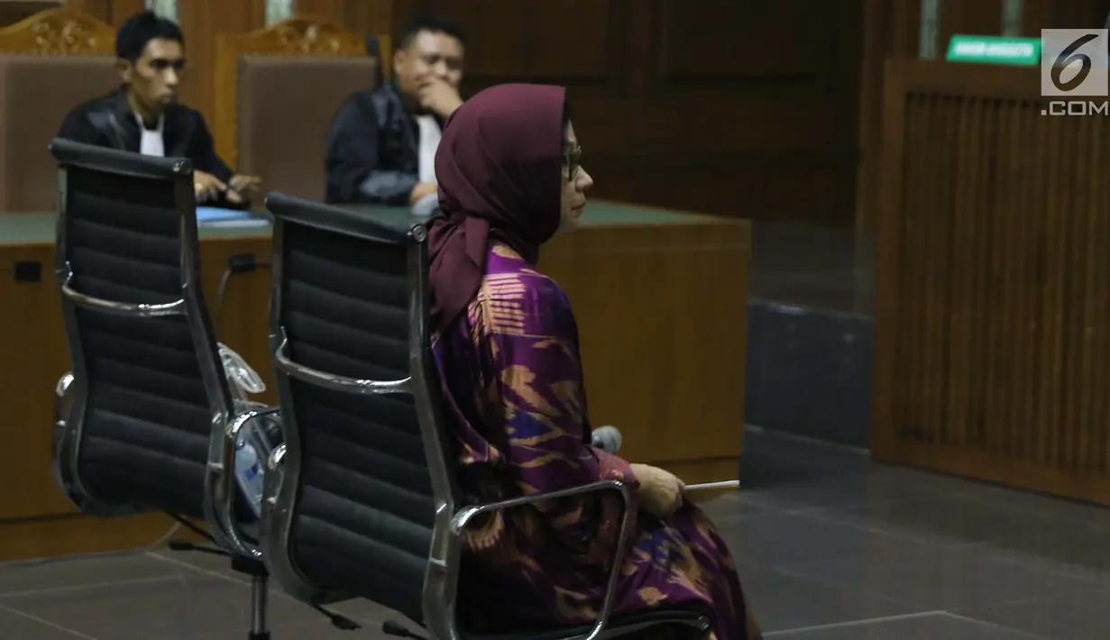 Mantan Dirut PT Pertamina (Persero), Karen G Agustiawan saat menjalani sidang perdana sebagai terdakwa di Pengadilan Tipikor, Jakarta, Kamis (31/1). Sebelumnya, Karen ditetapkan sebagai tersangka sejak 22 Maret 2018. (Liputan6.com/Helmi Fithriansyah)