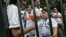 Suporter Salvador saat berada di turnamen sepak bola untuk kaum migran dan orang asing bertajuk "Balon Mundial" yang dihelat 6 Juni-5 Juli 2015 di Turin, Italia. (AFP PHOTO/MARCO BERTORELLO)