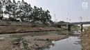 Pemandangan aliran Kanal Banjir Timur, Jakarta, Rabu (7/8/2019). Kemarau berkepanjangan mengakibatkan debit air Kanal Banjir Timur menyusut hingga dasar aliran terlihat. (merdeka.com/Iqbal Nugroho)