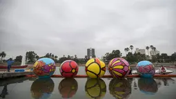 Sejumlah bola raksasa tertata rapih di danau MacArthur Park selama pameran "Spheres" di Los Angeles, California, AS (21/8/2015). Acara ini menampilkan sekitar 3.000 bola raksasa yang dihias oleh para relawan. (REUTERS/Mario Anzuoni)