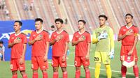 Para pemain Timnas Indonesia U22 (kiri ke kanan) Beckham Putra, Witan Sulaeman, Ananda Raehan, Ilham Rio Fahmi, Ernando Ari Sutaryadi dan Rizky Ridho Ramadhani berbaris menyanyikan lagu kebangsaan Indonesia Raya sebelum dimulainya laga Grup A SEA Games 2023 menghadapi Filipina di Olympic Stadium, Phnom Penh, Kamboja, Sabtu (29/4/2023). (Bola.com/Abdul Aziz)