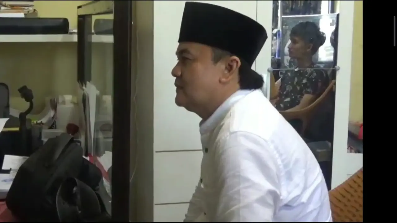 Darozy Chandra (53), oknum pengacara saat diperiksa oleh penyidik Polresta Bandar Lampung. Foto : (Istimewa)