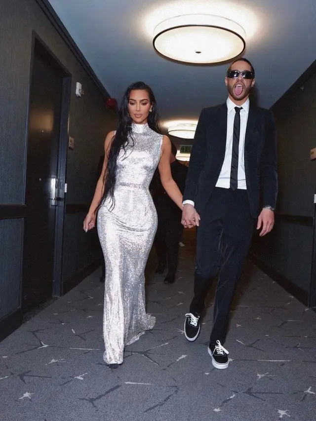 8 Tampilan Perdana Kim Kardashian dan Pete Davidson di Karpet Merah, Kompak Berbusana Serba Monokrom