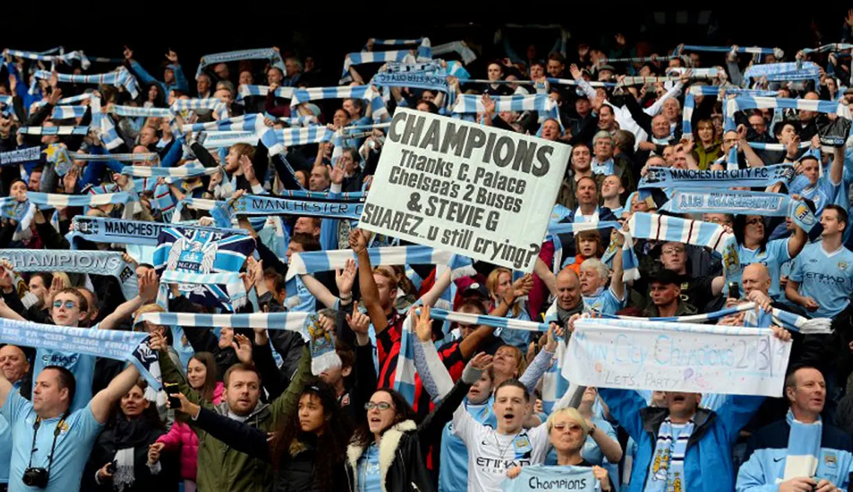 Ribuan fans fanatik Manchester City, ikut merayakan gelar juara Liga Primer musim 2013/2014 di Stadion Etihad, Manchester (11/5/2014). (AFP PHOTO/Andrew Yates)