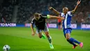 Bek Chelsea, Branislav Ivanovic (kiri) berusaha mengejar bola dari kejaran gelandang porto pada laga Liga Champions di Stadion Dragao, Portugal Rabu (30/9/2015). Porto Menang atas Chelsea dengan skor 2-1. (Reuters/Rafael Marchante)