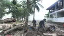 Anggota Batalyon Infanteri 315/Garudadi TNI AD melakukan penyisiran korban tsunami di kawasan Tanjung Lesung Beach Club, Pandeglang, Banten, selasa (25/12). Penyisiran dilakukan disekitar bangunan yang roboh. (Merdeka.com/Arie Basuki)
