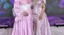 Tasyi memilih tampil dengan gaun pink panjang yang memiliki detail aksen bulu-bulu pada lengan. Membuatnya terlihat seperti princess. [@tasyiiathasyia]