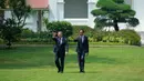 Dari Ruang Credential, Jokowi dan Li Qiang kemudian berpindah ke gazebo Istana Merdeka. Di sana Jokowi dan Li Qiang berbincang empat mata. (AP Photo/Achmad Ibrahim)