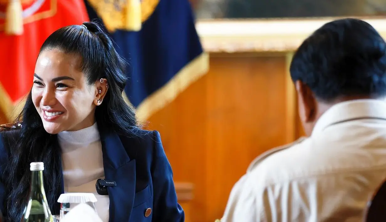 Nikita memadukan innerwear putih berkerah tinggi dengan blazer biru navy yang memiliki detail kancing emas. [Foto: Instagram/nikitamirzanimawardi_172]
