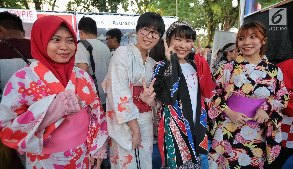 Pengunjung berpakaian kimono saat meramaikan acara Jak-Japan Matsuri 2018 di komplek Gelora Bung Karno, Senayan, Jakarta, Sabtu (8/9). Acara ini digelar untuk memeringati 60 tahun hubungan persahabatan Indonesia dan Jepang. (Liputan6.com/Faizal Fanani)