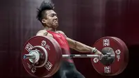 Lifter Indonesia, Deni, saat berlaga pada Asian Games di JIExpo, Jakarta, Rabu (22/8/2018). Deni memastikan lolos ke final setelah berhasil membukukan poin terbaik dengan total angkatan seberat 318 kg. (Bola.com/Vitalis Yogi Trisna)