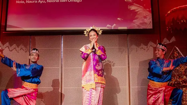 Potret Cantik Nola B3 Pakai Baju Kuruang yang Anggun dalam Konser Kenangan untuk Elly Kasim. (instagram/riafinola)