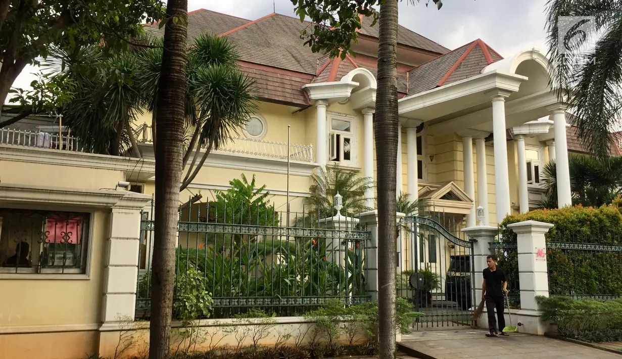 Suasana salah satu rumah tersangka kasus korupsi e-KTP Setya Novanto yang terletak di Jalan Gedung Pinang PU 10-11, Pondok Indah, Jakarta, Senin (20/11). Di kawasan tersebut, Setnov juga memiliki rumah di Jalan Kartika. (Liputan6.com/Immanuel Antonius)