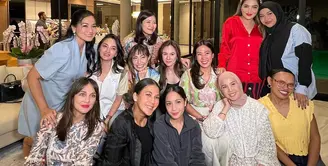 Geng Cendol yang terdiri dari beberapa artis tanah air bersahabat memang seringkali berkumpul bersama di berbagai acara. Yang terbaru, geng Cendol berkumpul di ulang tahun Titi Kamal untuk makan malam, di mana semuanya menampilkan nuansa kasual lewat outfit masing-masing. [Foto: Instagram/ashanty_ash]