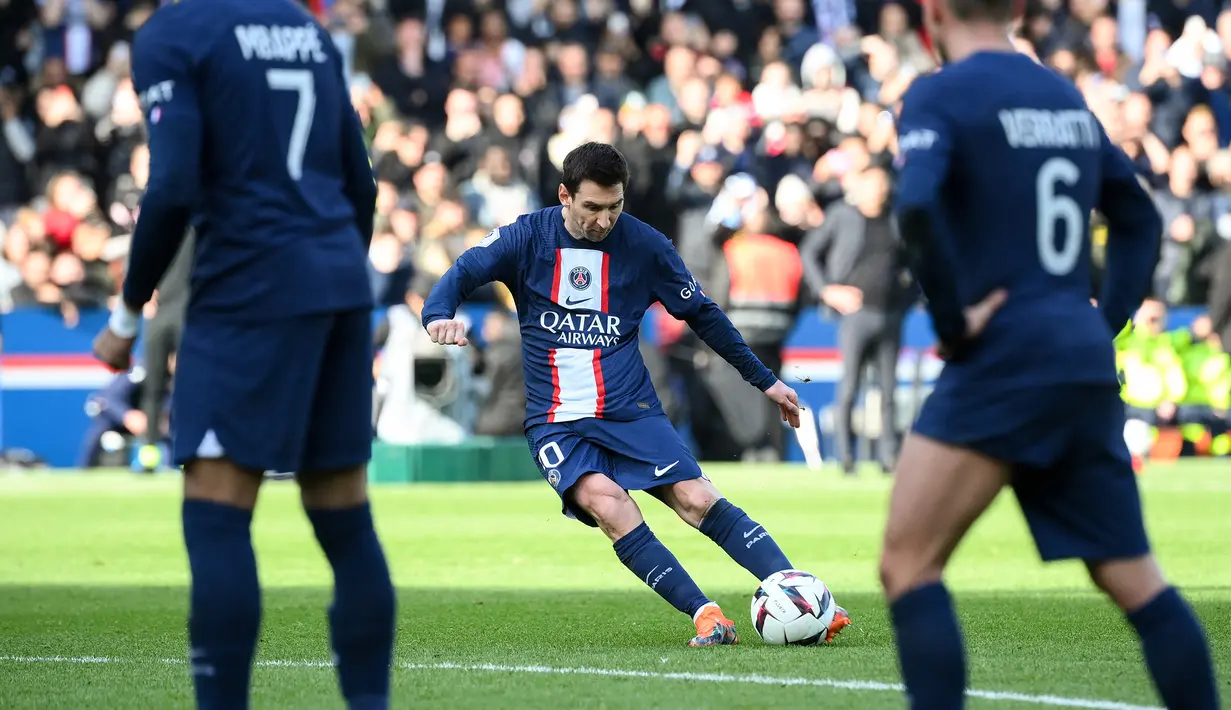 Striker PSG, Lionel Messi melepaskan tendangan bebas yang berbuah gol ke gawang Lille dalam laga pekan ke-24 Ligue-1 2022/2023 di Parc des Princes Stadium, Paris (19/2/2023). Gol tersebut menjadikan Lionel Messi telah mencetak total 699 gol sepanjang kariernya, hanya butuh satu gol lagi untuk menggenapkannya menjadi 700 gol. (AFP/Franck Fife)