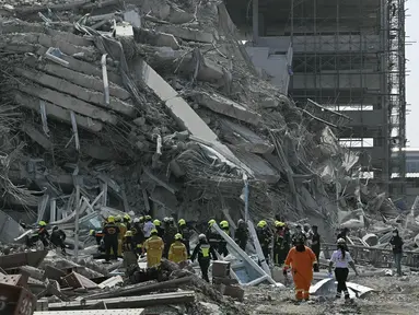 Tim penyelamat berupaya mencari korban di sebuah lokasi bangunan yang runtuh di Bangkok pada tanggal 28 Maret 2025, setelah gempa bumi dahsyat mengguncang Myanmar tengah. (Lillian SUWANRUMPHA/AFP)