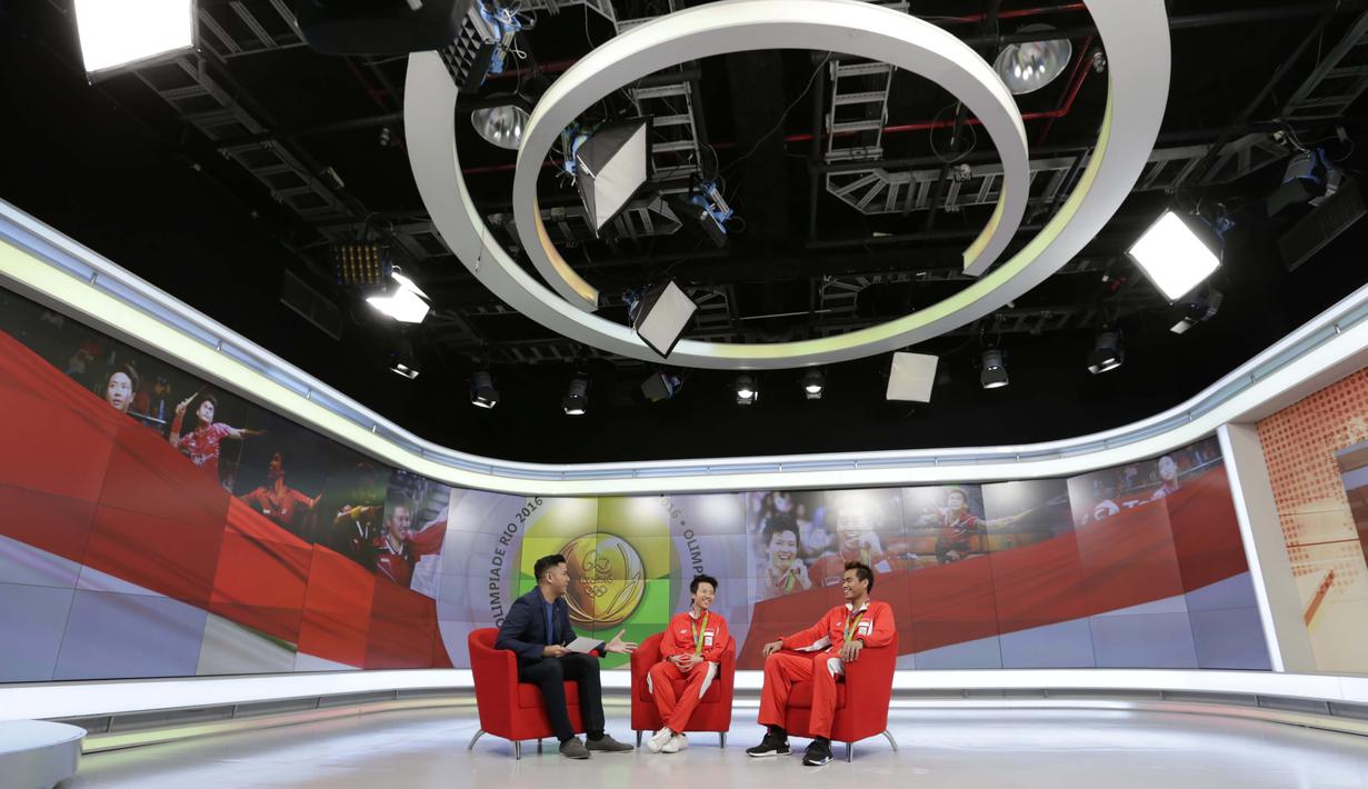 Peraih medali emas bulutangkis Olimpiade Rio 2016, Liliyana Natsir dan Tontowi Ahmad (kanan), saat hadir dalam acara Liputan 6 SCTV di Studio SCTV, SCTV Tower, Jakarta, Kamis (25/8/2016). (Bola.com/Arief Bagus)