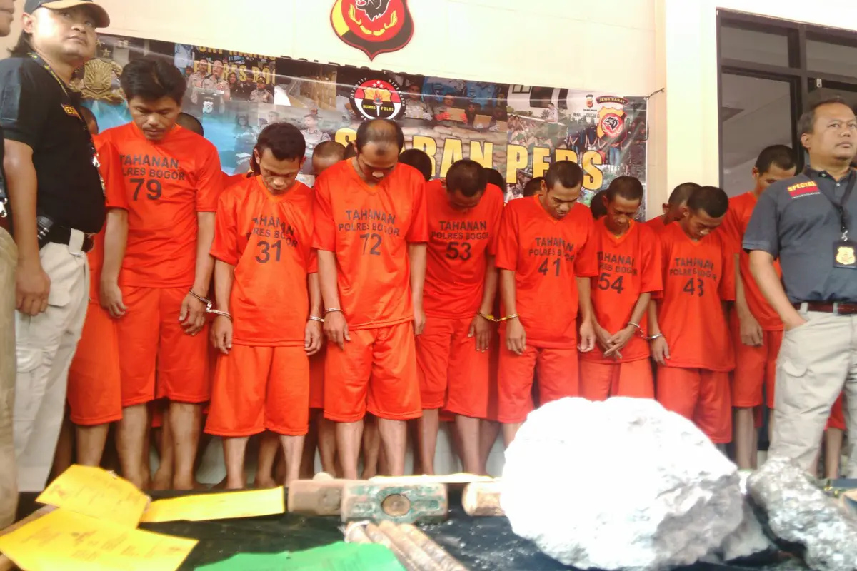 Selundupkan Penambang Liar, 2 Sekuriti Antam Diringkus Aparat