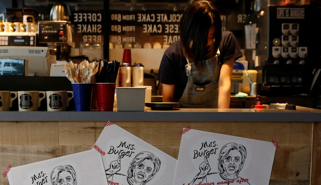 Poster Mrs. Burger bergambarkan Capres AS Hillary Clinton terpampang di J.S. Burgers Cafe, Tokyo, Jepang, (7/10). Pelanggan diminta memilih salah satu dari burger sesuai dengan rasa yang diinginkan. (REUTERS/Megumi Lim)