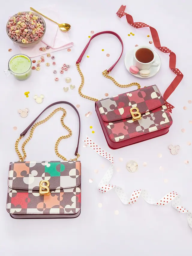 Nuansa Taman Bermain dan Minnie Mouse Diaplikasi Pada Scraf Hingga Tas Buttonscarves & Benang Jarum 