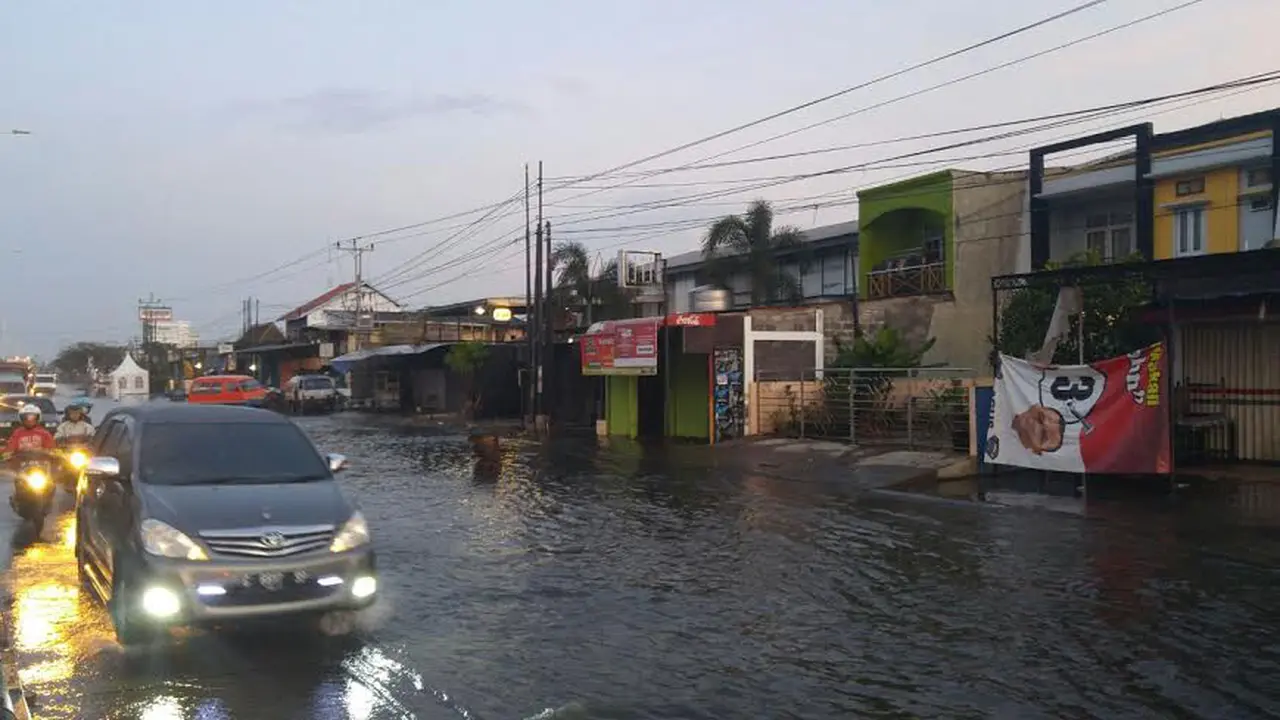 Pemudik kebanjiran di Semarang