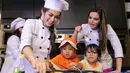 Terlihat Nia Ramadhani, Jessica, dan anggota Girls Squad lainnya melayani dengan sabar dan bercengkrama dengan 20 anak PAUD yang sudah berkumpul di meja makan. (Adrian Putra/Bintang.com)