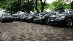 Deretan Mercedes Benz type E250 terparkir di Parkir Timur Senayan Jakarta, Selasa (1/3/2016). 35 unit Mercedes Benz dan 21 unit BMW seri 520d disiapkan sebagai kendaraan delegasi KTT Luar Biasa OKI, 6-7 Maret mendatang. (Liputan6.com/Helmi Fithriansyah)