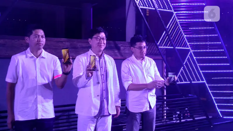 Presiden Samsung Electronics Indonesia Jae Hoon Kwon (tengah) merilis Samsung Galaxy A6 dan A6 Plus