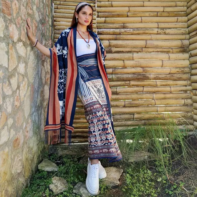 Potret Cinta Laura Pakai Produk Desainer Lokal. (Sumber: Instagram/claurakiehl)