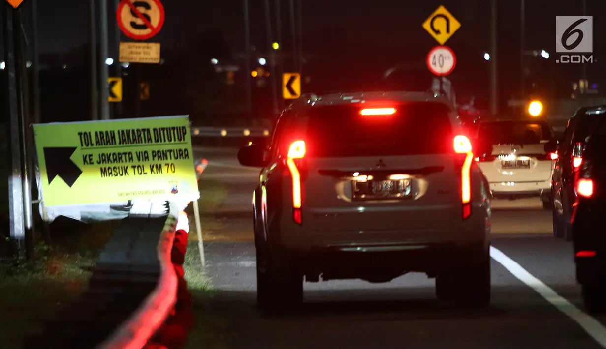 Sejumlah kendaraan menunggu jalan dibuka di ruas Tol Trans Jawa Kilometer 262, Brebes, Jawa Tengah, Jumat (31/5/2019). Dampak dari penutupan satu arah selama arus mudik membuat pengendara yang akan menuju ke Jakarta dialihkan melalui Jalur Pantura. (Liputan6.com/Herman Zakharia)