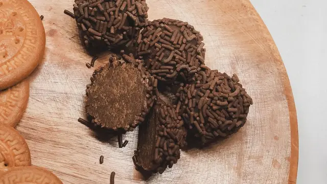 Bola-bola coklat yang dibelah jadi dua (IG weneedcookies__)