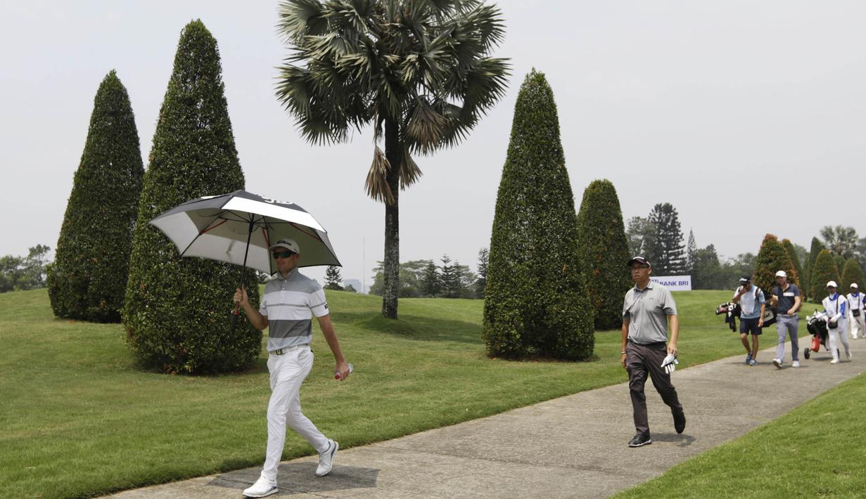 Pegolf berjalan menuju tee box saat tampil pada turnamen golf BRI Indonesia Open 2019 di Pondok Indah, Jakarta, Kamis (29/8). Indonesia Open memperebutkan total hadiah 500 ribu US Dollar. (Bola.com/Vitalis Yogi Trisna)