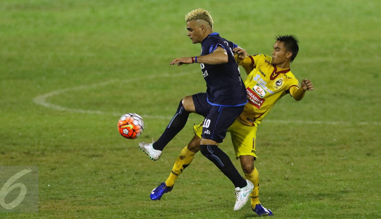 Penyerang Arema FC, C Gonzales (kiri) berusaha melewati kawalan peman Sriwijaya FC, Zalnando saat laga 8 besar Piala Presiden 2017 di Stadion Manahan, Solo, Minggu (26/2). Arema melaju ke semifinal setelah unggul 1-0. (Liputan6.com/Helmi Fithriansyah) 