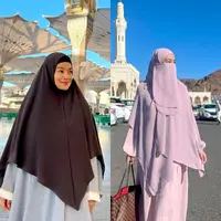 Mencari inspirasi outfit untuk ibadah umrah? Gaya Titi Kamal berikut ini bisa jadi inspirasi. [@titi_kamall]