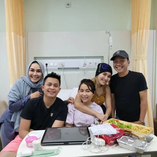 Ayu Ting Ting Dampingi Adik di RS (Foto: Instagram/@mom_ayting92_)