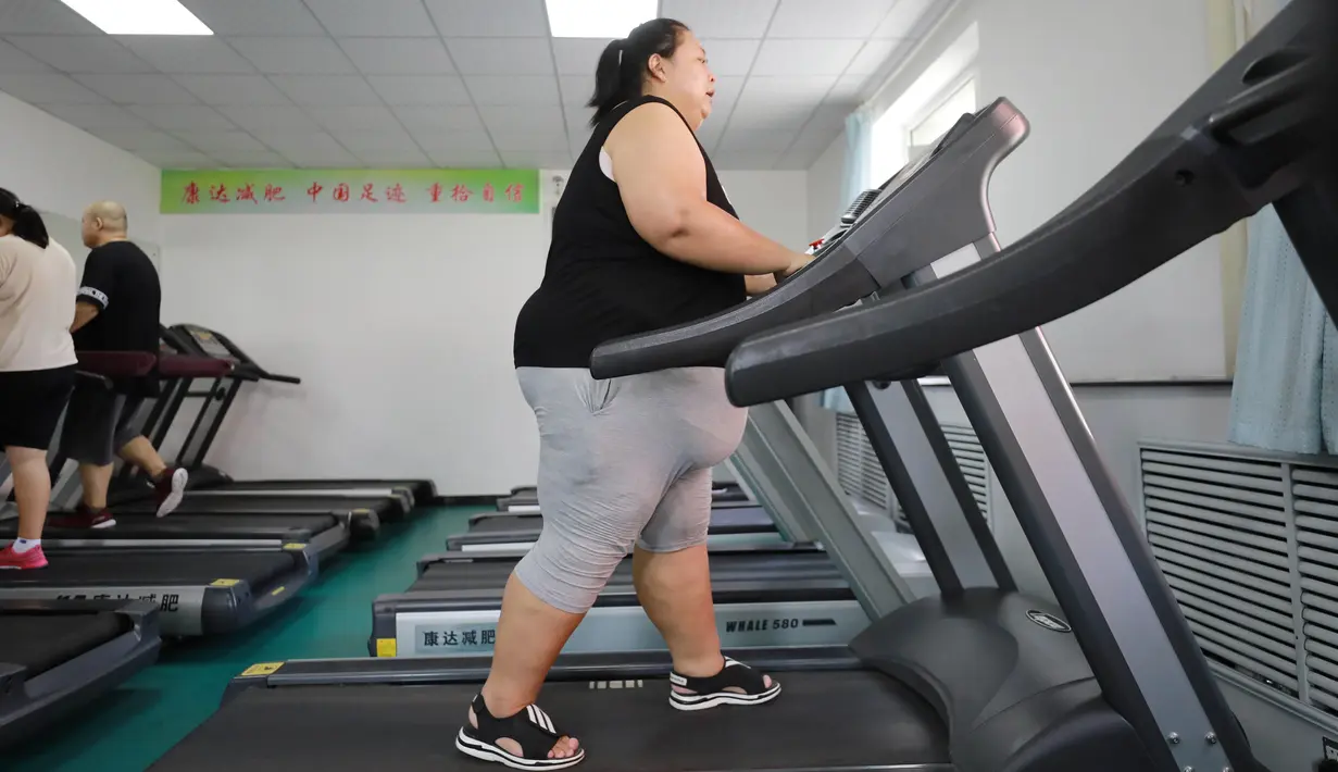 Seorang wanita yang kelebihan berat badan atau obesitas berolahraga di klinik penurun berat badan di Changchun, Jilin, China, Selasa (17/7). (STR/AFP)