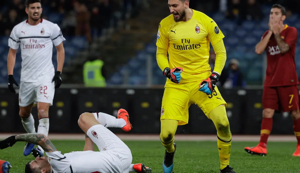 Reaksi kiper AC Milan, Gianluigi Donnarumma setelah melakukan penyelamatan melawan AS Roma pada laga pekan ke-22 Serie A di Stadion Olimpico, Roma, Italia, Minggu (3/2). AS Roma  menahan imbang AC Milan 1-1. (AP Photo/Gregorio Borgia)