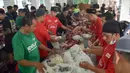 Petugas bersiap mendistribusikan daging kurban yang telah disembelih di Rumah Potong Hewan (RPH) Masjid Istiqlal, Jakarta, Selasa (18/6/2024). (Liputan6.com/Herman Zakharia)