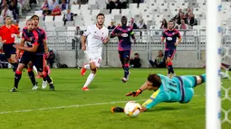 Adam Lallana saat mencetak gol ke gawang Bordeaux dalam laga Grup B Liga Europa di Bordeaux, Jumat (18/9/2015) dini hari WIB. (Action Images via Reuters/Lee Smith)