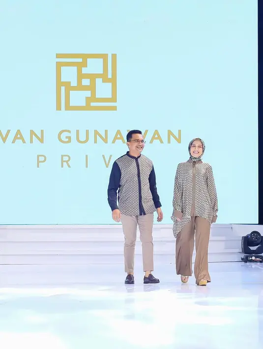 "Bareng sama Aa @sahrulgunawanofficial, yang rasanya kaya bukan fashion show, karena begitu masuk langsung pada ribut sorak sorai godain “Aaaachhhh, wohooooo, pegangan tangan dooong dan pada ketawa2 berjamaah“ , Emang pada kenapa siihh?,"  tulis Dine.  [Instagram/dine.pearl]