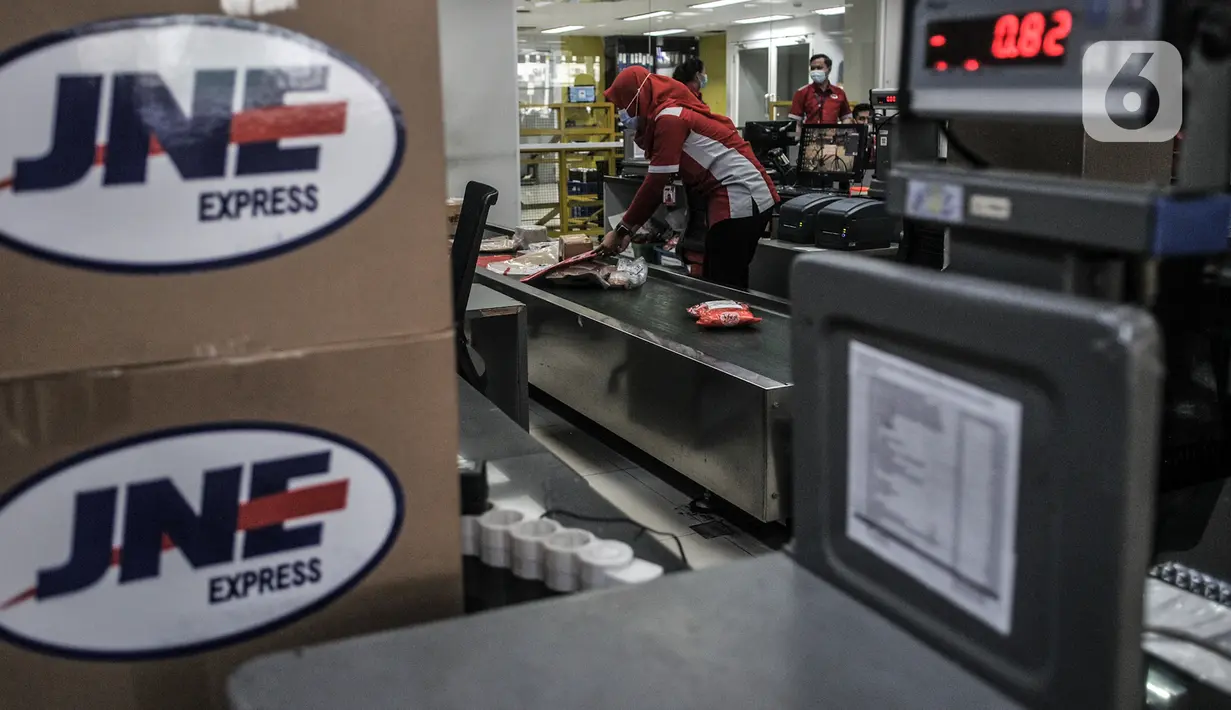 Petugas memeriksa kondisi barang costumer yang akan dikirim melalui jasa ekspedisi JNE di Tomang, Jakarta, Selasa (29/12/2020). Beralihnya warga ke belanja melalui e-commerce karena tidak harus keluar rumah guna mencegah penularan virus corona COVID-19. (merdeka.com/Iqbal S. Nugroho)