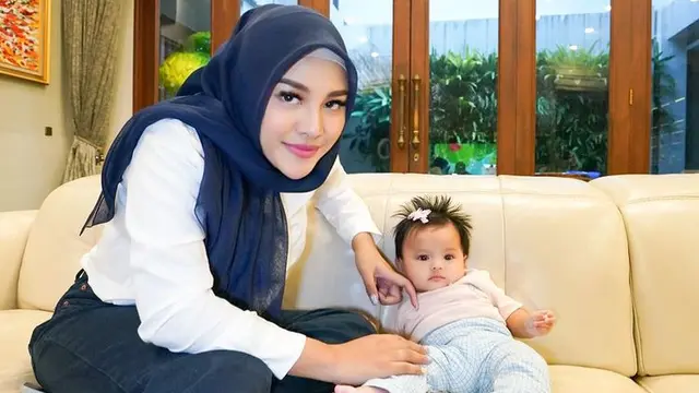 Aurel Hermansyah dan baby Ameena. (Foto: Instagram/aurelie.hermansyah)
