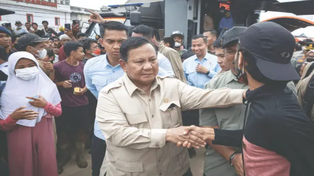 Presiden Indonesia Prabowo Subianto bertemu warga yang mengungsi akibat banjir