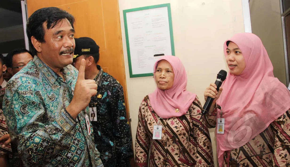 Wakil Gubernur DKI Djarot Saiful Hidayat saat berkeliling seusai acara peresmian 15 Rumah Sakit Umum (RSU) tipe D di RSU Kecamatan Pesanggrahan, Jakarta, Kamis (2/4/2015). (Liputan6.com/Helmi Afandi)