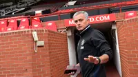Manajer Manchester United, Jose Mourinho saat berada di Stadion Old Trafford, beberapa waktu lalu. Mourinho tak membawa Zlatan Ibrahimovic dalam tur ke China, minggu depan.  (AFP/Oli Scarff)