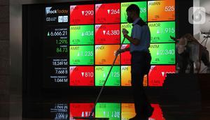 Aktivitas pekerja di depan layar Indeks Harga Saham Gabungan (IHSG) di BEI, Jakarta, Senin (3/1/2022). Pada pembukan perdagagangan bursa saham 2022 Indeks Harga Saham Gabungan (IHSG) langsung menguat 7,0 poin atau 0,11% di level Rp6.588,57. (Liputan6.com/Angga Yuniar)
