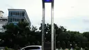 Pengendara saat melintas di bawah gate ERP di Jalan Jenderal Sudirman Jakarta, Senin, (14/12). Lebih dari 1 tahun belakangan ini gate ERP hanya menjadi hiasan jalan karena belum jelasnya penerapan program tersebut. (Liputan6.com/Helmi Fithriansyah)